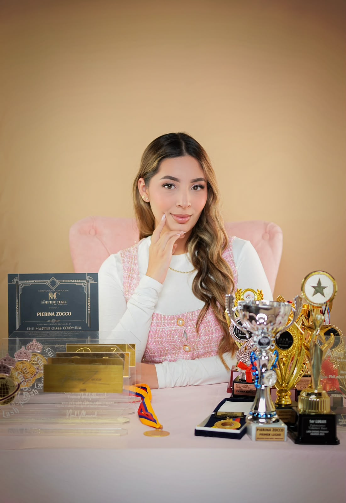 Pierina Zocco junto a reconocimientos y trofeos de su trayectoria profesional